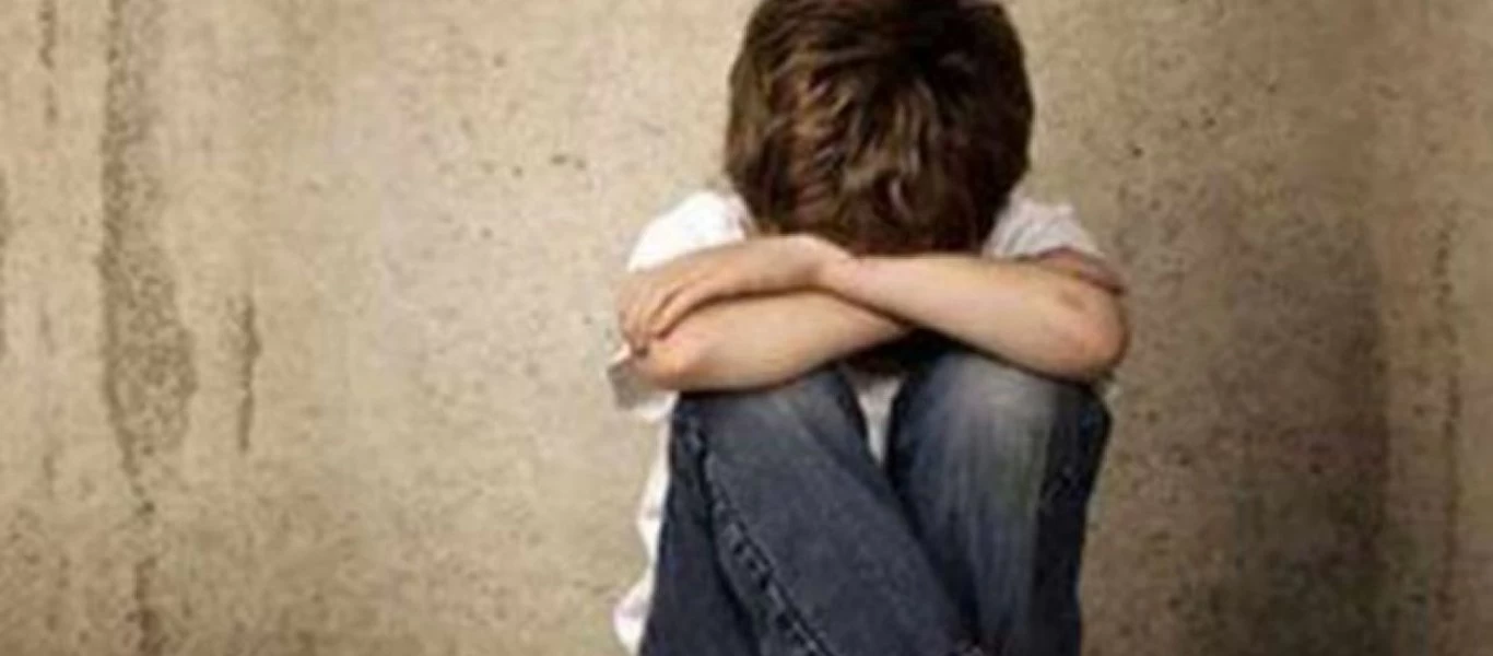 Αχαία: Πατέρας παράτησε τον επτάχρονο γιο του στον δρόμο και κοιμόταν στο πεζοδρόμιο